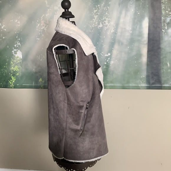 Grey suede like soft vest with faux fur size small - Picture 6 of 8